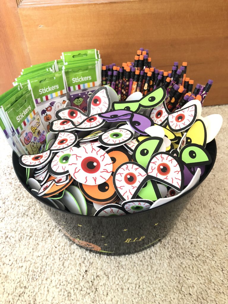 trick-or-treat-halloween-candy-alternatives-the-purple-bug-project